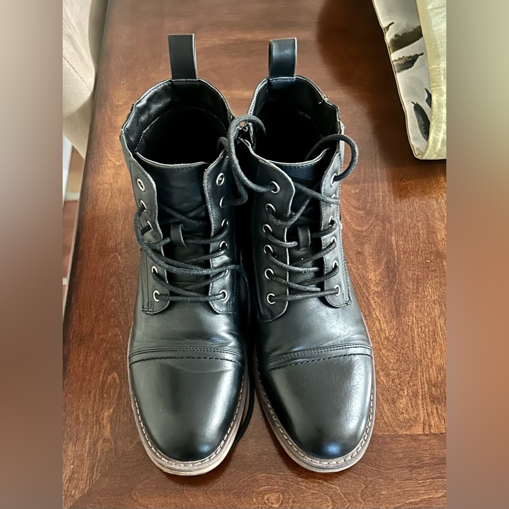 Men’s Black boots with zippers sides size9.5